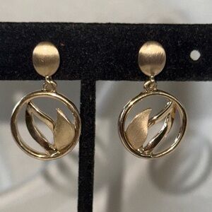 Vintage Chic Brushed & Smooth Gold Tone Open Circle Leaf Design Drop Earrings